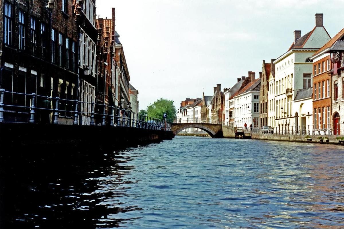 A bridge over a quiet Brugge canal.