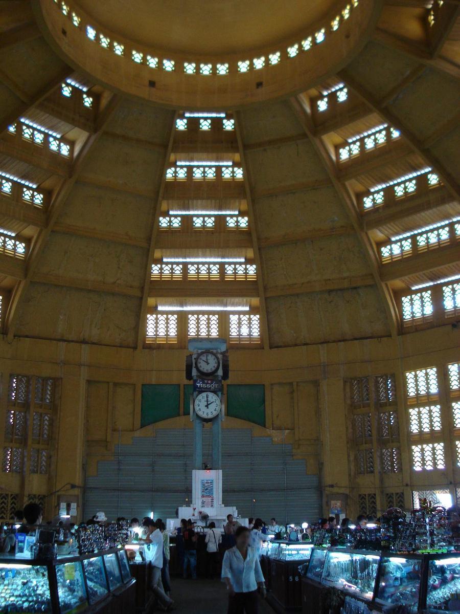 The Central Market (Psah Thmei) is an art deco building constructed in 1936-37. It is currently undergoing renovation.