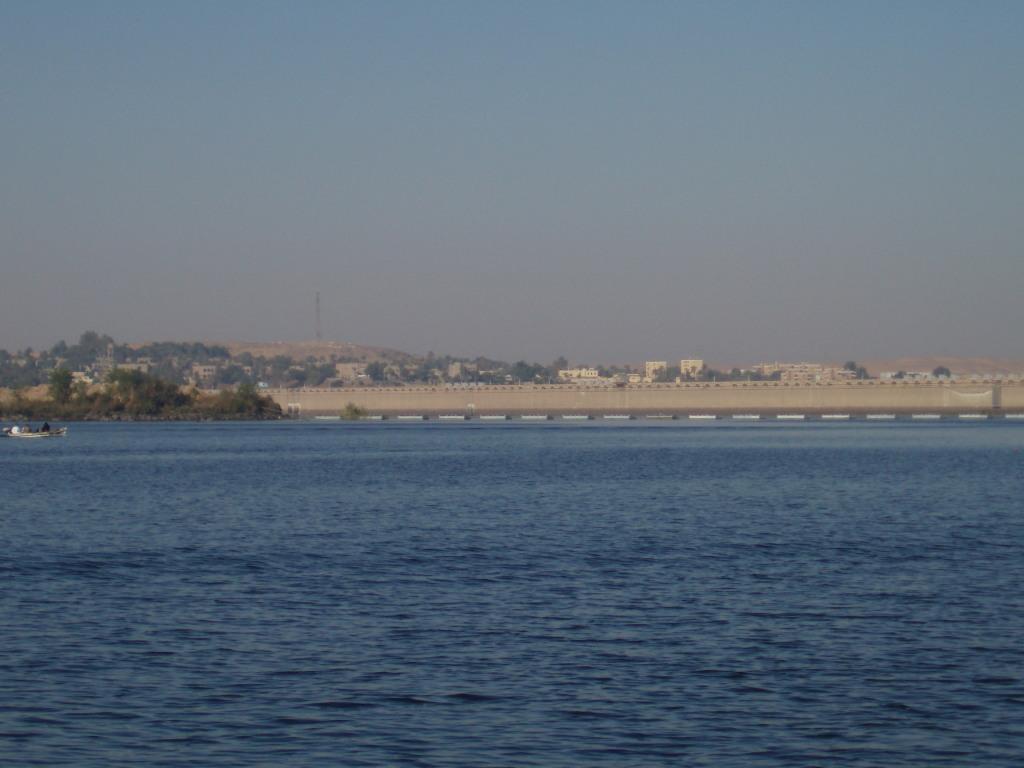 The old dam in Aswan was built by the British between 1898 and 1902 using blocks of granite. It can hold up to 5.35 billion cu m (7 billion cu yd) of water.