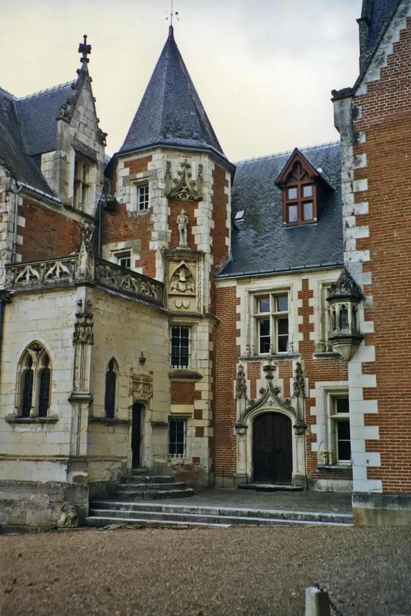 The mansion of Clos Luce in Amboise is connected to the nearby royal Chateau by an underground passageway. It served as the residence of Leonardo da Vinci for the last three years of his life (1516-1519). The mansion currently is the museum for the surrounding region and displays 40 models of machines developed by Leonardo.