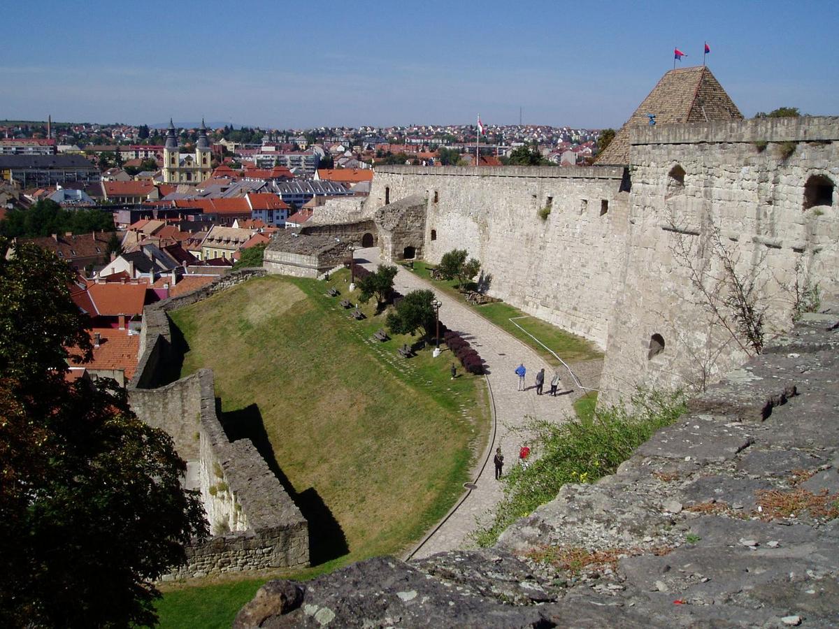 The walls of the fortress above the city of Eger.